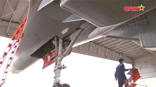 Tên lửa không đối không R-77 (chú ý phần đầu quả đạn) trang bị cho tiêm kích đa năng Su-30MK2 của Trung đoàn Không quân 935. Ảnh: Truyền hình Quốc phòng Việt Nam. Tên lửa không đối không R-77 (chú ý phần đầu quả đạn) trang bị cho tiêm kích đa năng Su-30MK2 của Trung đoàn Không quân 935. Ảnh: Truyền hình Quốc phòng Việt Nam.
