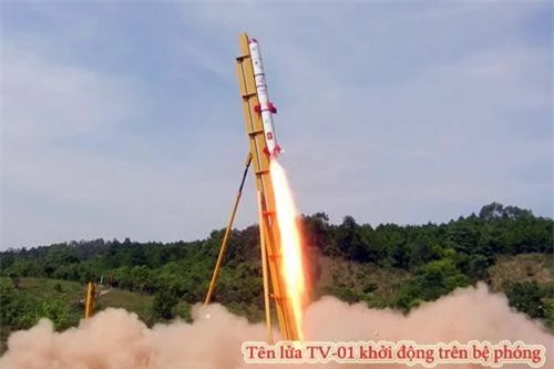 Tên lửa TV-01 khởi động trên bệ phóng. Ảnh: Viện Hàn lâm Khoa học và Công nghệ Việt Nam.