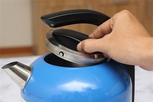 Thả thứ này vào ấm siêu tốc rồi đun, ai cũng "tròn mắt" khi nhìn thấy thành quả