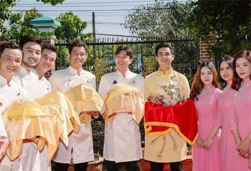 Hết hồn với loạt ảnh gây lầm tưởng Quốc Trường cưới vợ, nhìn kỹ hóa ra là thế này