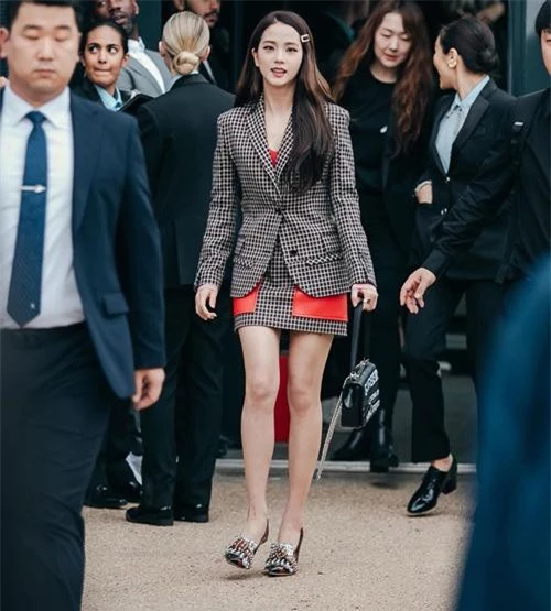 Jisoo bước ra ngoài sự kiện với thần thái tươi sáng nhưng tổng thể lại đầy quý phái, thanh lịch. Diện cả cây đồ hiệu trên người, nữ thần này càng sang chảnh hơn