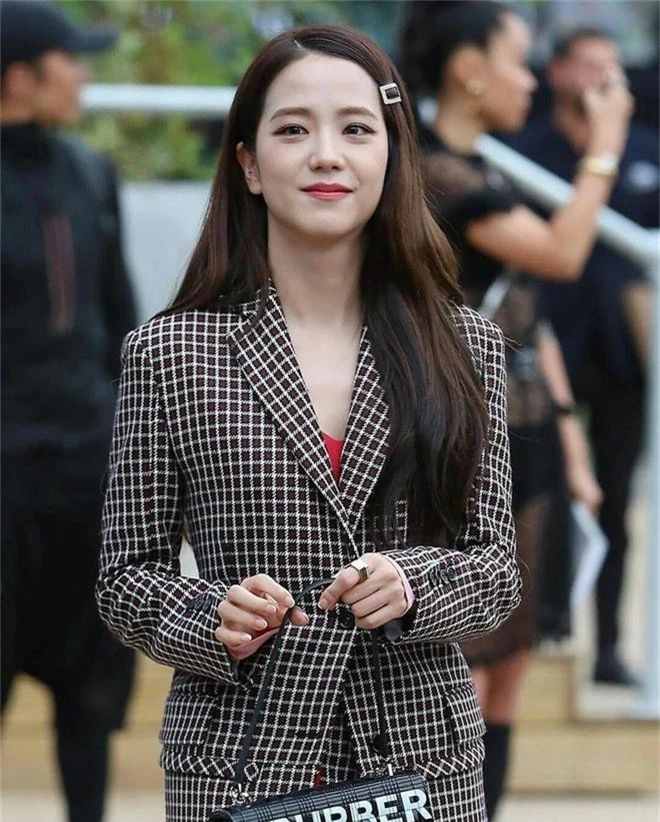 Nữ thần Jisoo (BLACKPINK) gây náo loạn trời Anh: Quá xinh và sang như tiểu thư quý tộc, ảnh chụp vội gây choáng - Ảnh 4.