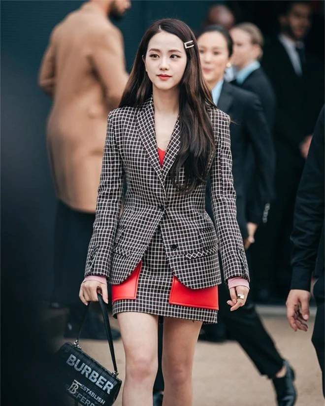 Nữ thần Jisoo (BLACKPINK) gây náo loạn trời Anh: Quá xinh và sang như tiểu thư quý tộc, ảnh chụp vội gây choáng - Ảnh 5.