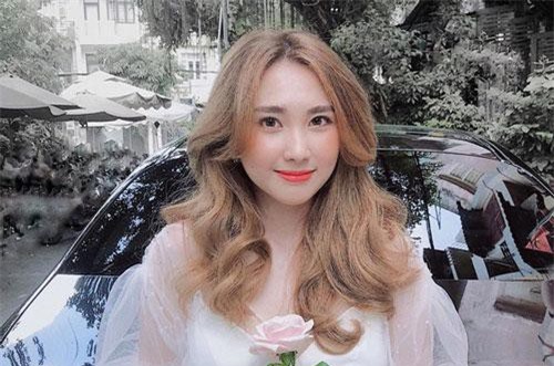 Bạn gái cũ thủ môn Bùi Tiến Dũng bất ngờ xuất hiện trên báo Trung, được khen "xinh kiểu em gái nhà bên"