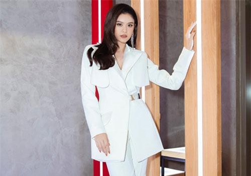 Vừa ra ở riêng, Trương Quỳnh Anh thay đổi phong cách khi diện cây trắng muốt che ô đi sự kiện trong mưa bão