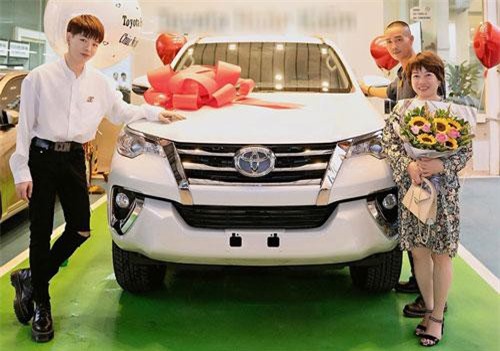 Có Range Rover Evoque, ca sĩ Đức Phúc tậu thêm cả Toyota Fortuner