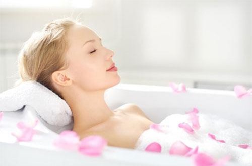 Phụ nữ muốn được chồng thương cả đời thì đừng quên làm 3 điều này trước khi đi ngủ