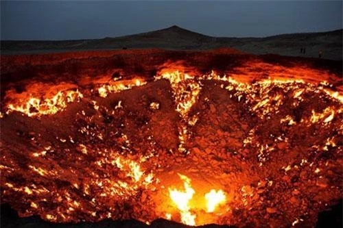 Nằm trong sa mạc Karakum của Turkmenistan, " cổng địa ngục" là biệt danh người ta dùng để gọi miệng hố Derweze hay Darvazaí.