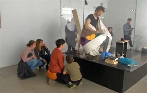 Người đàn ông ngồi ấp trứng gà suốt 3 tuần giữa Paris