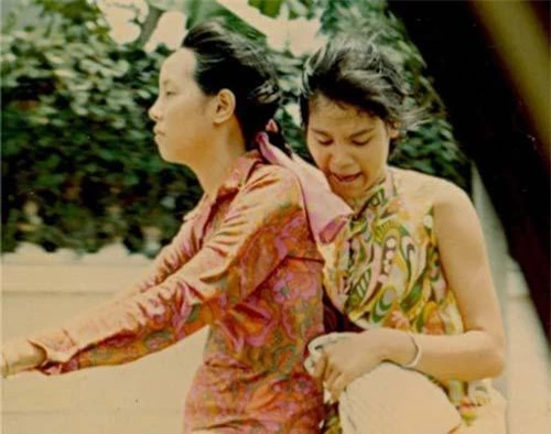 Hai cô gái Sài Gòn chở nhau trên đường phố Sài Gòn năm 1970.