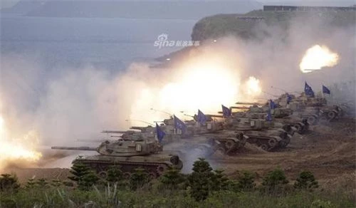 Xe tăng M60 Patton của Đài Loan lập tuyến bắn trong một cuộc tập trận phòng thủ. Ảnh: Sina.