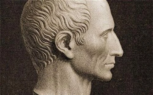 Nổi tiếng là lãnh tụ quân sự kiệt xuất nhất của người La Mã, Julius Caesar (100 TCN-44 TCN) được các sử gia đánh giá là một trong những người có ảnh hưởng lớn nhất trong lịch sử thế giới.