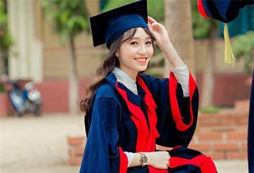 Nụ cười tỏa nắng của cô nữ sinh bị liệt 2 chân: "Nhiều lúc em cảm thấy mình vẫn bình thường như mọi người"