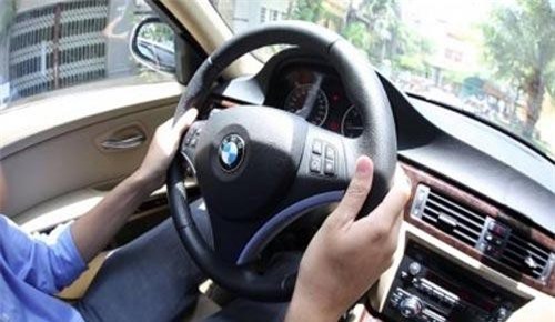 Vô lăng ô tô đánh lái nặng, dấu hiệu bất thường cần lưu ý