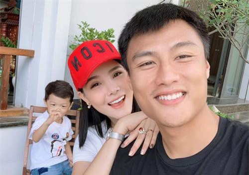 Kỳ Hân vừa khoe đưa con trai sang Czech định cư, anti-fan liền mỉa mai "Khoai Tây mới xứng đáng" và lời đáp trả bất ngờ
