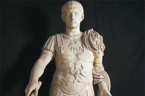 Tượng hoàng đế La Mã Caligula - người nổi tiếng với sự điên khùng, tàn bạo và đồi trụy
