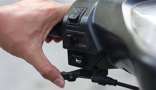 Xe máy khó nổ khi bị sặc xăng, xử lý như thế nào?