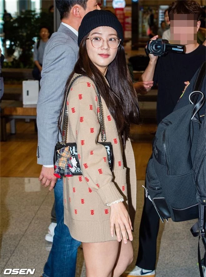 Dàn mỹ nhân Hàn gây bão sân bay: Jisoo lấn át Hoa hậu Hàn đẹp nhất thế giới, diễn viên vô danh gây chú ý vì quá xinh - Ảnh 3.