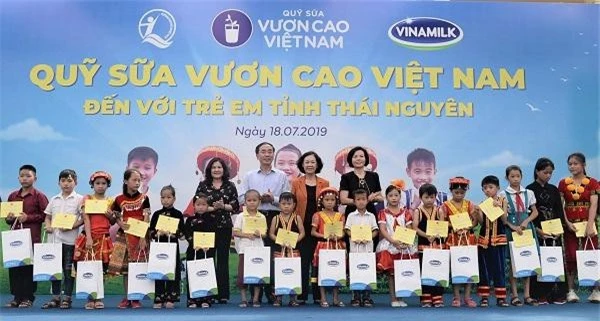 Trong suốt chặng đường 12 năm, Quỹ sữa Vươn Cao Việt Nam và Vinamilk đã trao tặng hơn 35 triệu ly sữa với tổng giá trị 150 tỷ đồng cho gần 441.000 trẻ em khó khăn trên khắp Việt Nam.