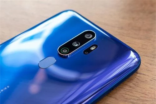 Oppo A9 2020 sở hữu 4 camera. Trong đó, cảm biến chính 48 MP, cảm biến thứ hai 8 MP cho ống kính góc rộng 119 độ. Camera chân dung đơn sắc 2 MP và camera chân dung nghệ thuật 2 MP. Bộ tứ này được trang bị đèn flash LED, quay video 4K, chụp ảnh cao cấp như chế độ siêu chụp đêm 2.0. 