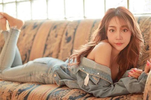 CLIP: Ngắm ‘gương mặt học sinh, thể hình phụ huynh’ của người mẫu 9x