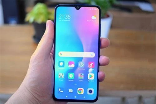 Mi 9 Lite được trang bị tấm nền Super AMOLED kích thước 6,39 inch, độ phân giải Full HD Plus (2.280x1.080 pixel), mật độ điểm ảnh 403 ppi. Màn hình này được chia theo tỷ lệ 19,5:9, chiếm 91% diện tích mặt trước. 