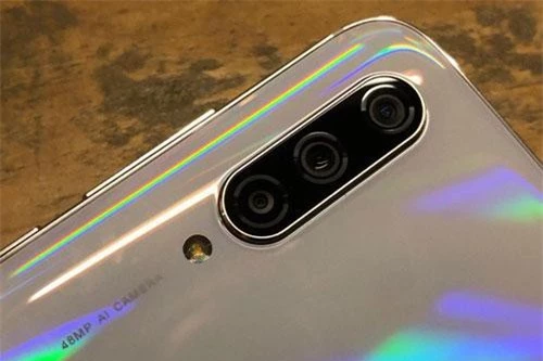 Bộ ba camera sau của Xiaomi Mi 9 Lite có độ phân giải 48 MP, khẩu độ f/1.7 hỗ trợ lấy nét theo pha, chống rung điện tử (EIS). Cảm biến thứ hai 8 MP, f/2.2 cho ống kính góc rộng 118 độ. Cảm biến còn lại 2 MP, f/2.4 cho khả năng chụp ảnh xóa phông. Bộ ba này được trang bị đèn flash LED, quay video 4K. 