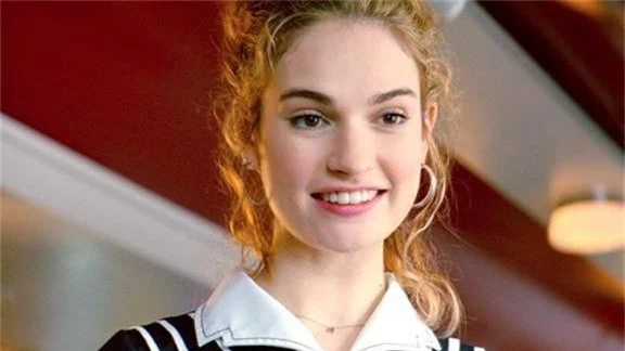 Xứng danh tuyệt đỉnh nhan sắc, đây là 5 lần Lily James hóa thân thành mỹ nhân hớp hồn cánh mày râu trên màn ảnh - Ảnh 4.