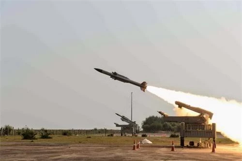 Tên lửa Akash phiên bản dành cho Không quân Ấn Độ trong một lần bắn thử nghiệm. Ảnh: Defence Blog.