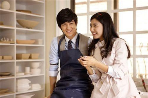 Lần đầu ra mắt, bạn gái không chịu rửa bát, ngồi rung đùi như sếp khiến cả nhà choáng váng