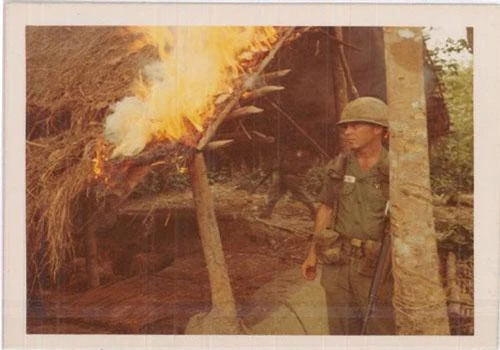 Bức ảnh này được Thư viện quốc gia Mỹ công khai khiến nhiều người xem lầm tưởng công việc chính của quân đội Mỹ ở miền Nam Việt Nam vào thời điểm này là... đi đốt nhà. Nguồn ảnh: Nationalarchive.