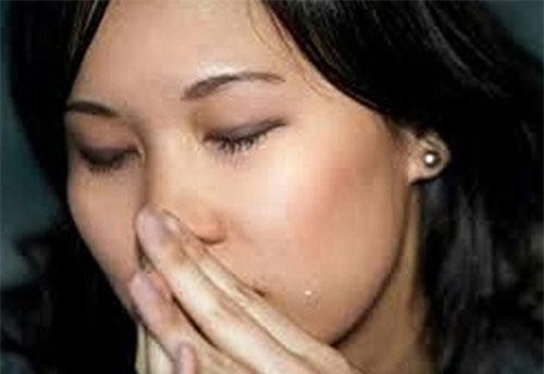 Chồng có mùi hôi không thể chịu nổi, vợ nhất quyết đòi ly hôn