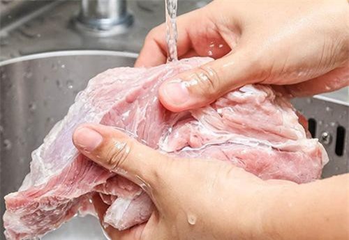 Sai lầm khi rửa thịt phần lớn người Việt đang mắc gây hại cho sức khỏe