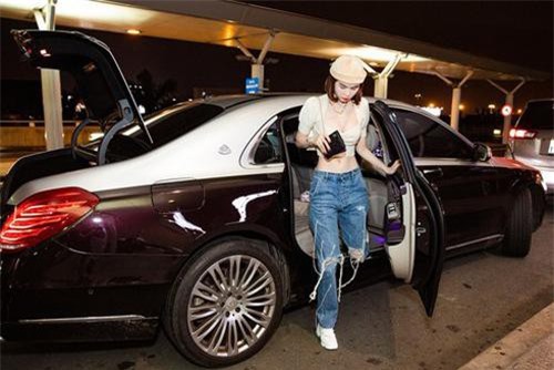 Ngọc Trinh khoe vòng eo hút mắt khi xuất hiện ngoài phố đêm