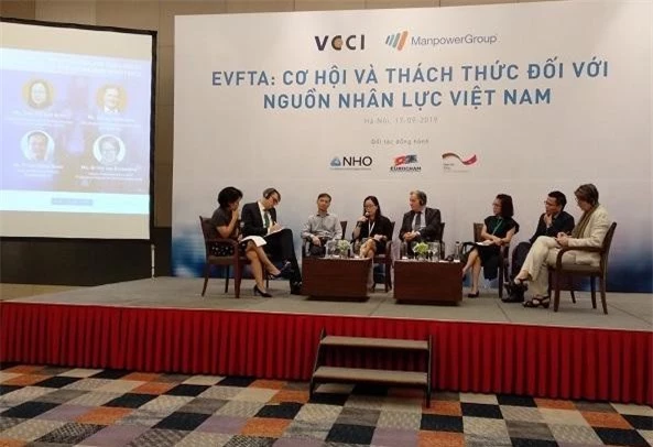 Các diễn giả trao đổi tại Hội thảo “EVFTA: Cơ hội và thách thức đối với nguồn nhân lực Việt Nam"