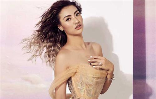 Hậu tin đồn mang thai, người mẫu Hồng Quế bất ngờ khoe vòng 2 thon gọn