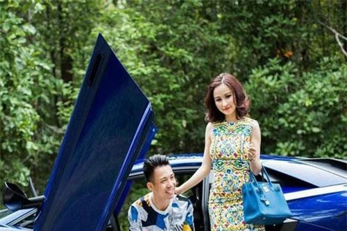Là vợ đại gia chịu chi có tiếng trong showbiz Việt, Mina Phạm, tên thật là Phạm Thị Hồng Nga, sinh năm 1989, được xem là một cô nàng có phong cách thời trang sang chảnh, cá tính.