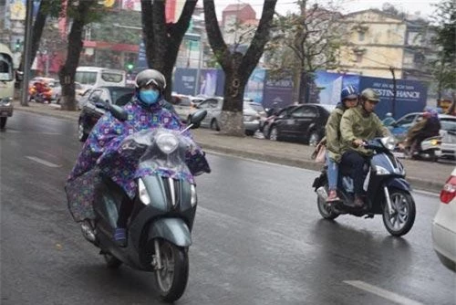 Mặc áo mưa không gọn gàng khi đi trời mưa dễ gây tai nạn. (Ảnh: VTC News)