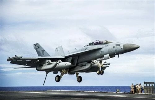 Chiến đấu cơ hai chỗ ngồi Boeing EA-18G Growler là một phiên bản tác chiến điện tử sử dụng trên tàu sân bay được phát triển từ tiêm kích hạm F/A-18F Super Hornet