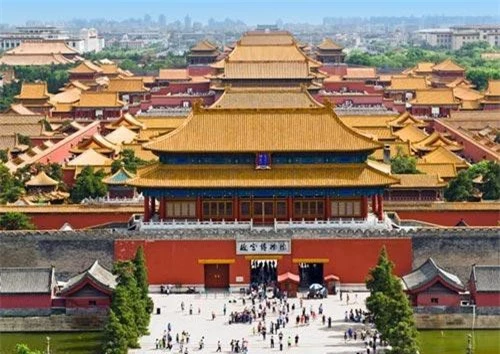Tử Cấm Thành hay còn gọi Cố Cung nằm ở thủ đô Bắc Kinh, Trung Quốc là cung điện hoàng gia của các đời vua nhà Minh và nhà Thanh. Nằm trên diện tích rộng lớn, Tử Cấm Thành có tới 9.999 gian phòng dành cho hoàng đế cùng hậu cung hùng hậu.