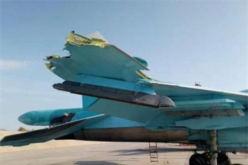 Dù cánh bị vỡ nát Su-34 vẫn hạ cánh an toàn.
