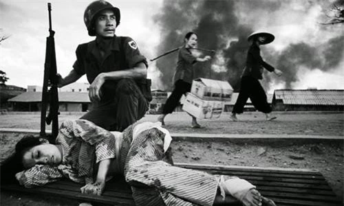 Nhiếp ảnh gia Philip Jones Griffiths chụp được cảnh một phụ nữ bị thương trong cuộc giao tranh tại Sài Gòn năm 1968.