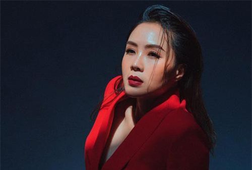 Hoa hồng trên ngực trái: "Nàng Khuê" Hồng Diễm xuất hiện cực cá tính, trả lời về cái nắm tay trên giường với chồng đang khiến fan hoang mang