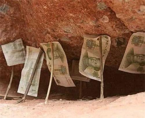 Tiền cắm đầy dưới chân núi nhưng không ai dám lấy cắp
