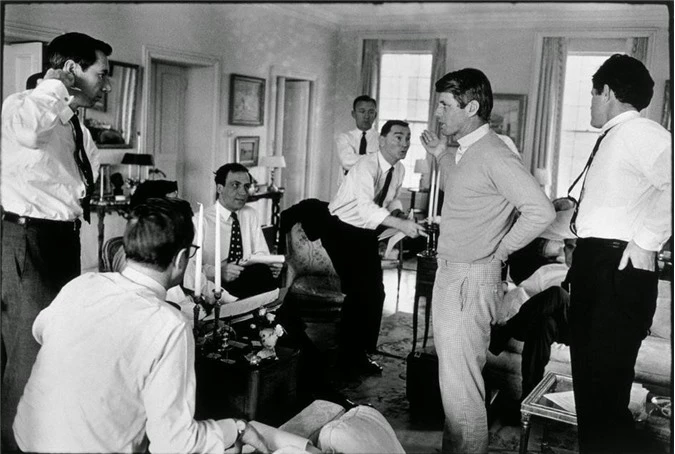 Robert Kennedy ở cùng với em trai Edward (hay còn gọi Ted) Kennedy và các nhân viên tại văn phòng vào ngày thực hiện chiến dịch tranh cử năm 1968.