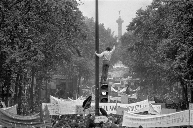 Công nhân và sinh viên xuống đường biểu tình từ Republique đến Denfert-Rochereau ở Paris, Pháp. Khoảng 1.000.000 người đã tham gia cuộc biểu tình. Ảnh chụp ngày 13/5/1968.