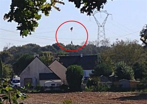 Máy bay F16 của Bỉ rơi, phi công mắc kẹt trên lưới điện cao thế