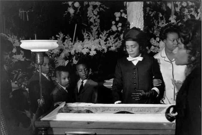 Bà Coretta Scott King, vợ góa của mục sư da đen Martin Luther King (người luôn đấu tranh cho quyền tự do và bình đẳng của con người, đặc biệt là người da đen ở Mỹ) cùng các con bên linh cữu chồng năm 1968.