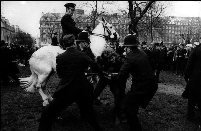 Ảnh chụp một cuộc nổi loạn ở Quảng trường Grosvenor, London, Anh năm 1968. Ảnh chụp của David Hurn.