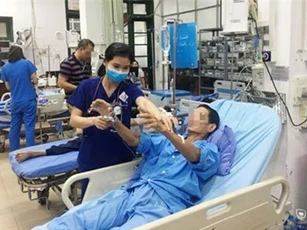 Bị loài rắn độc nhất hành tinh cắn nhưng không đi viện, người đàn ông nguy kịch